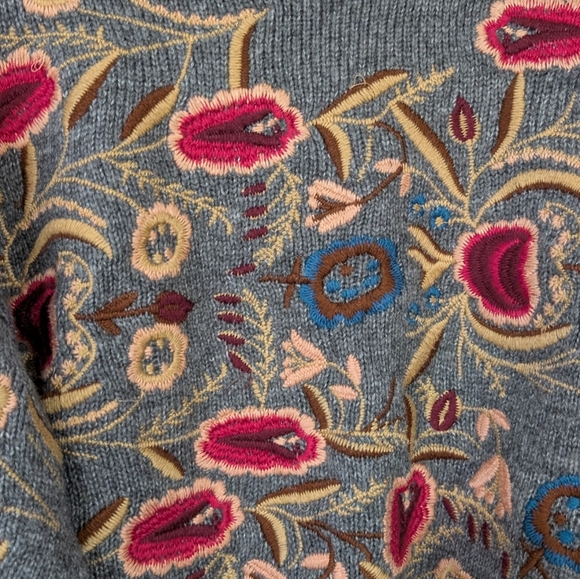 Aiden Gray Sweater with Colorful Embroidery... Size Large - Picture 4 of 6